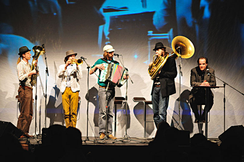 Die Band 'Kofelgschroa' aus Oberammergau mit dem Vorleser Johannes Steck