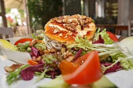 Salat mit Ziegenkäse